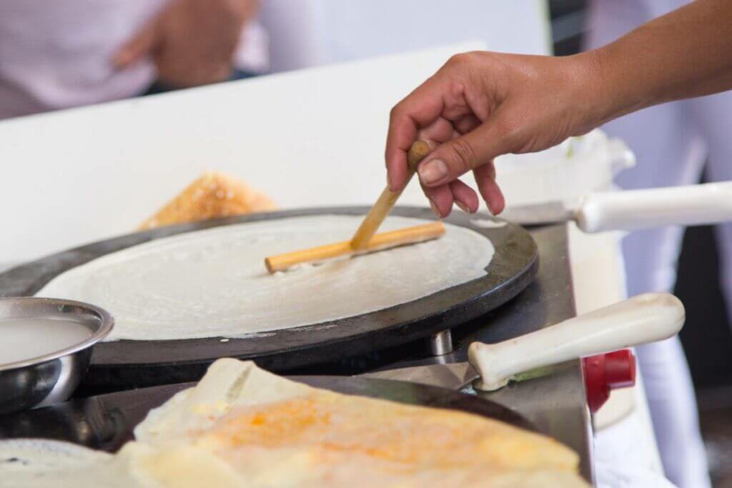 technique étaler pate à crepe dans crepière