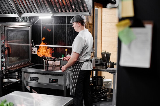 cuisine professionnelle petite taille pour un chef qui respecte la marche en avant