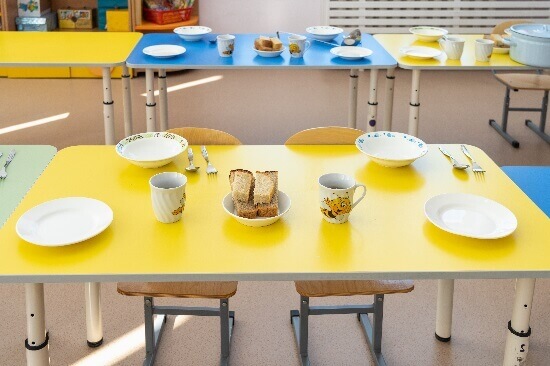 enfants dressage table cantine scolaire