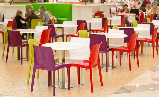 interieur-salle-manger-publique-chaises-tables-plastique-colorul