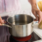 L'excellence thermique : Pourquoi le duo marmite et faitout inox est le pilier de votre cuisine pro