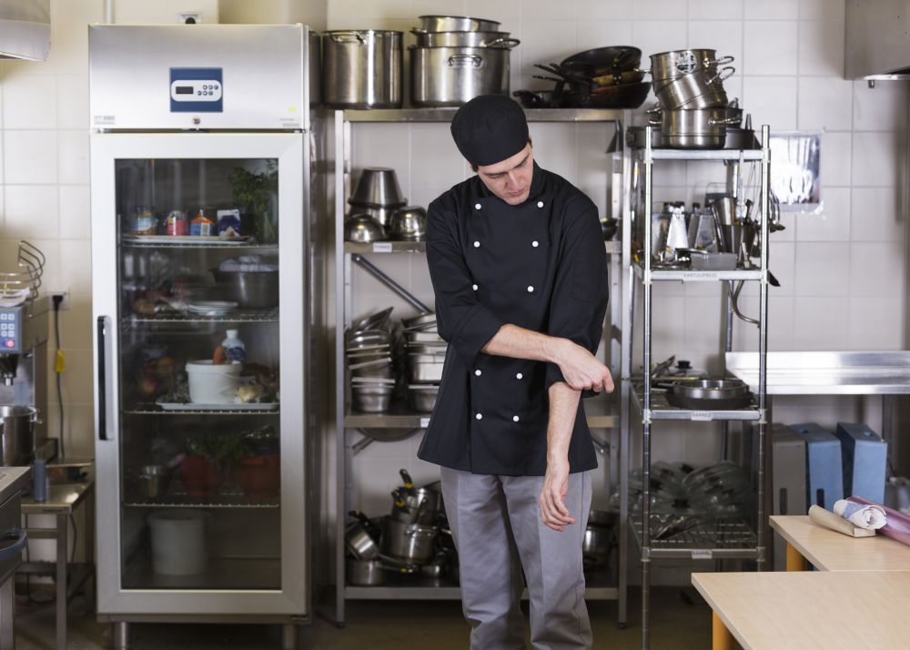 homme dans sa cuisine face son réfrigérateur professionnel. le frig du jour.